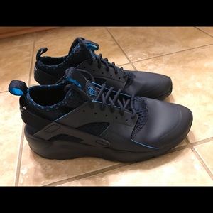 Men’s Nike Huarache sneakers size 11